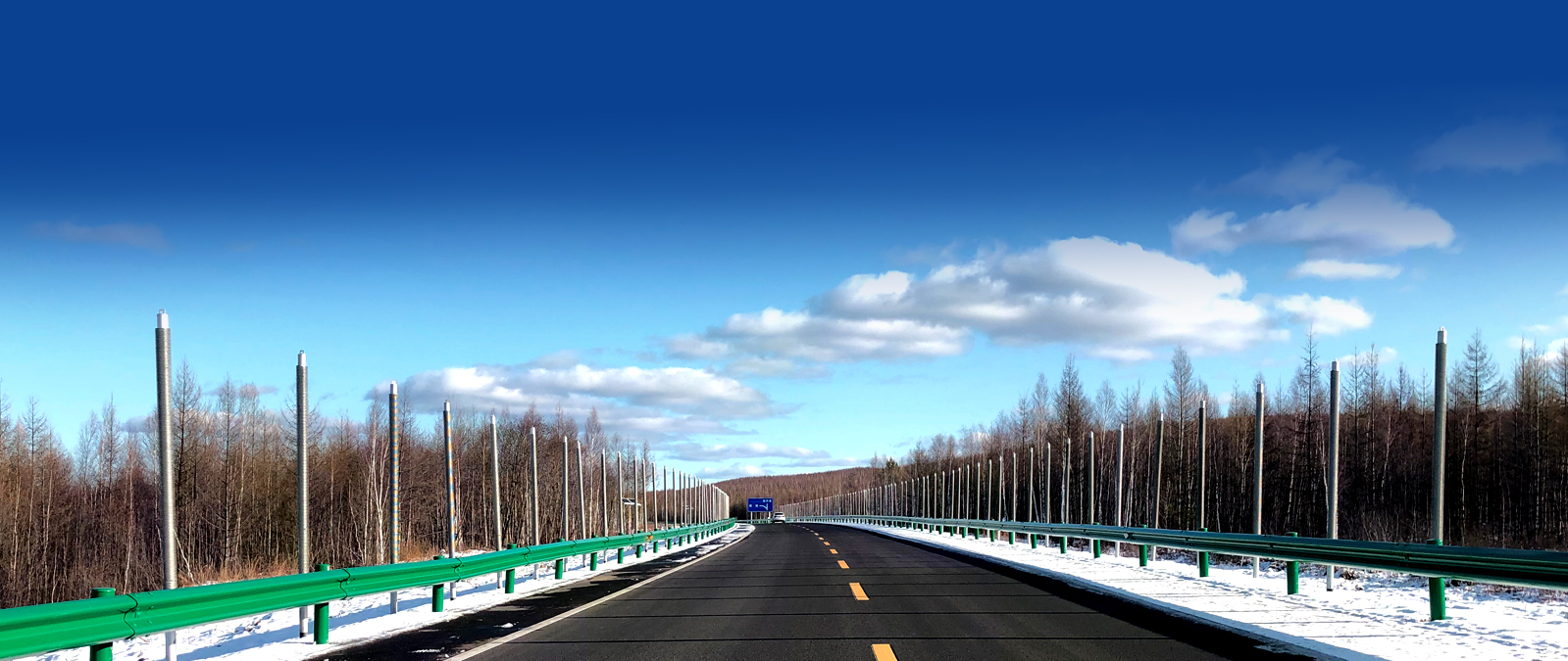 2002年至今，這種神奇的熱棒已經(jīng)在全國多個凍土地區(qū)，累計約為200千米鐵路、100千米公路、400千米石油運輸管線等不同領域凍土工程保駕護航。